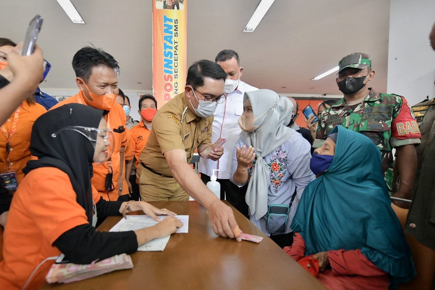 Gubernur Jawa Barat Pantau Pembagian BLT BBM di Bekasi