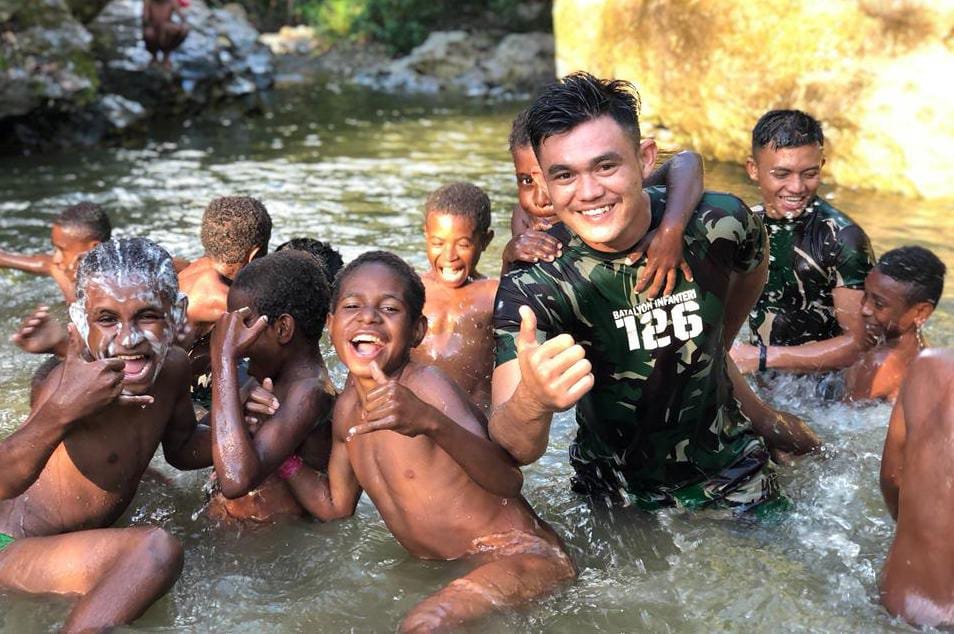 Potret Anak-anak Papua saat Dikelilingi Tentara Berkaos Loreng