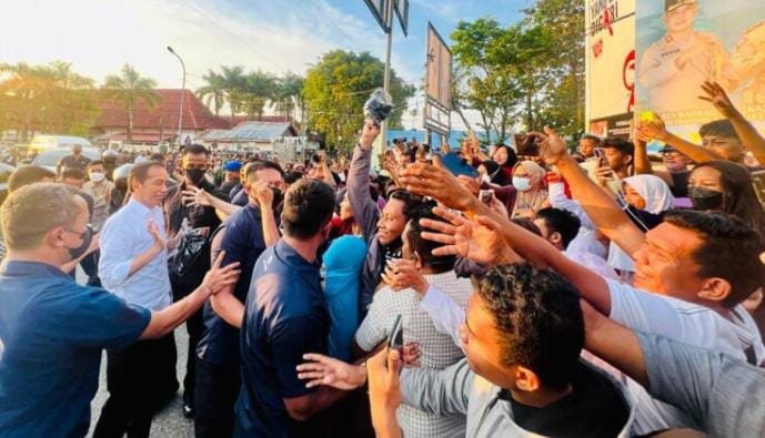 Bertolak ke Sultra, Jokowi Disambut Warga di Kota Baubau