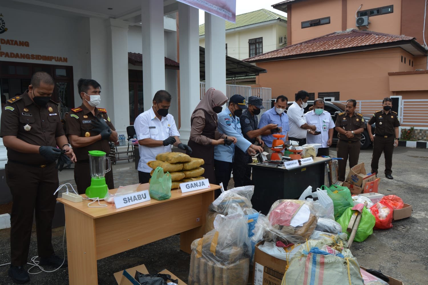 Kejari Sidempuan Musnahkan Barang Bukti Narkotika dan Judi