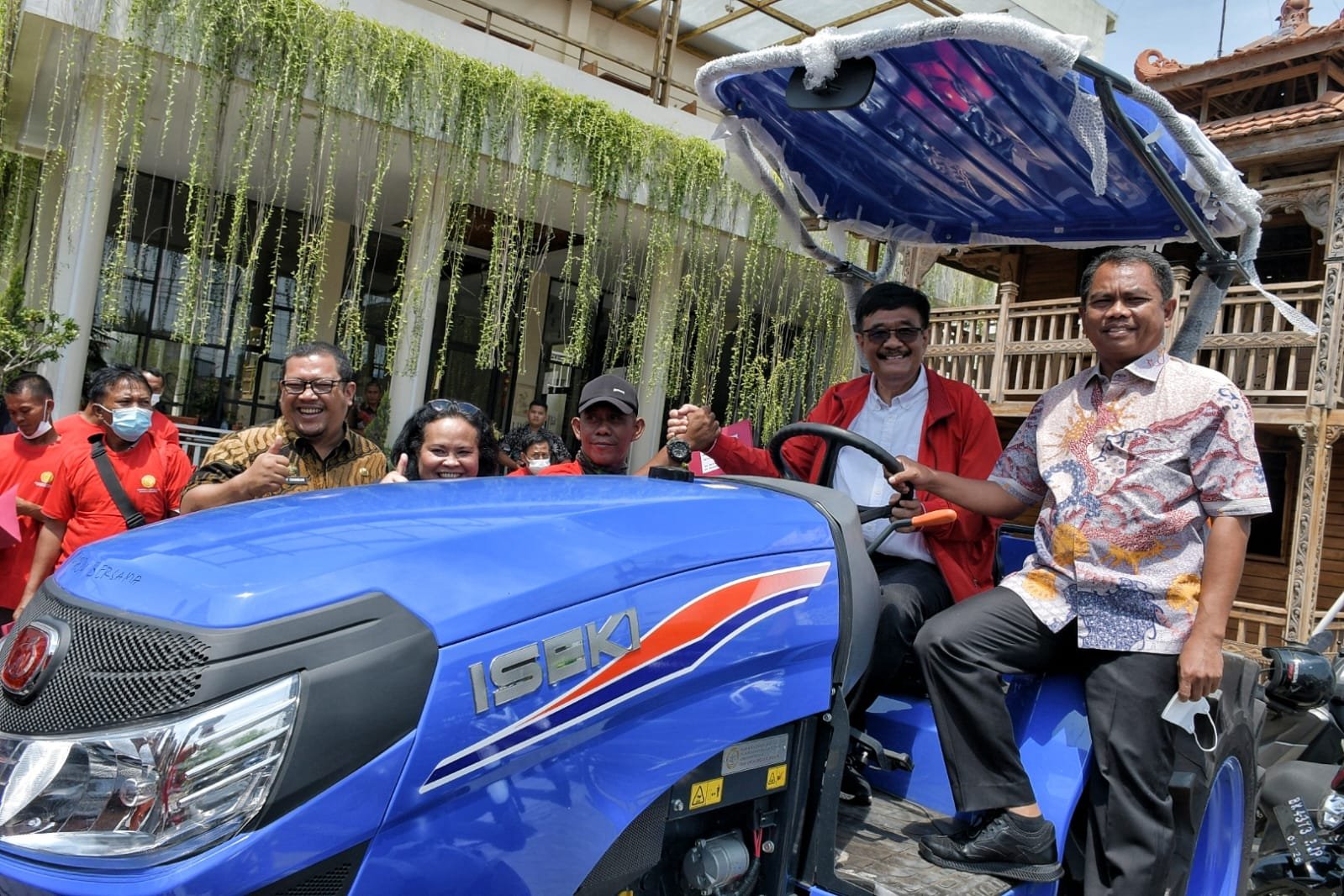 Bupati Sergai Beri Bantuan Kepada Petani