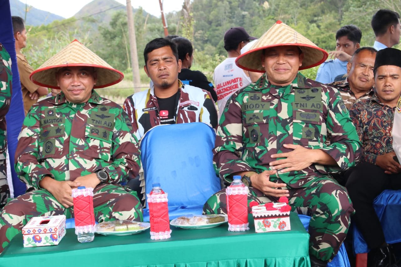 HUT TNI ke-77, Korem 023/Kawal Samudera Panen Raya Jagung bersama Petani