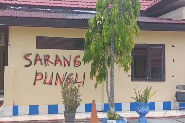Mapolres Luwu Dicoreti Tulisan “Sarang Pungli” dan “Sarang Korupsi