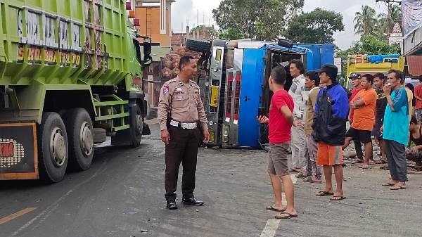 Kecelakaan Tunggal, Dump Truk Tabrak Mobil Parkir Hingga Terguling