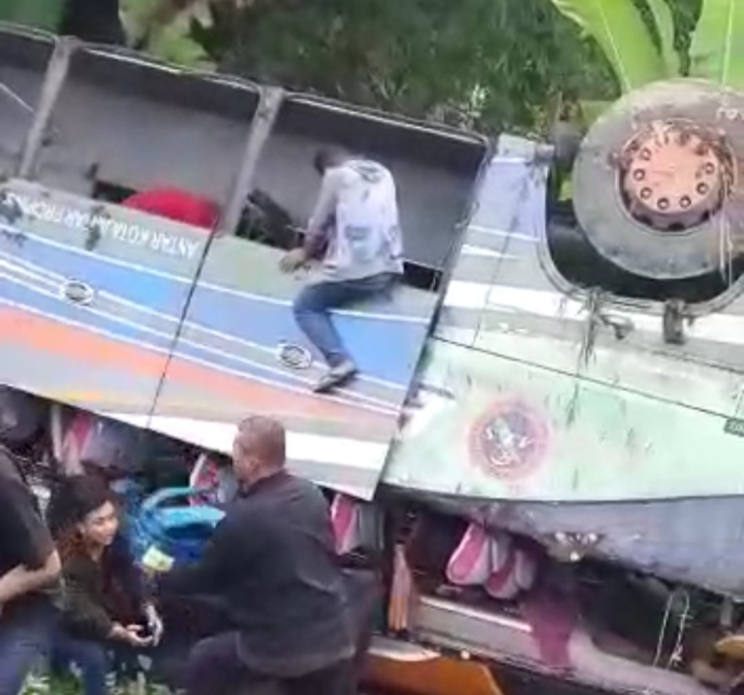Bus ALS Terbalik Masuk Jurang, Satu Tewas Sebelas Luka-luka