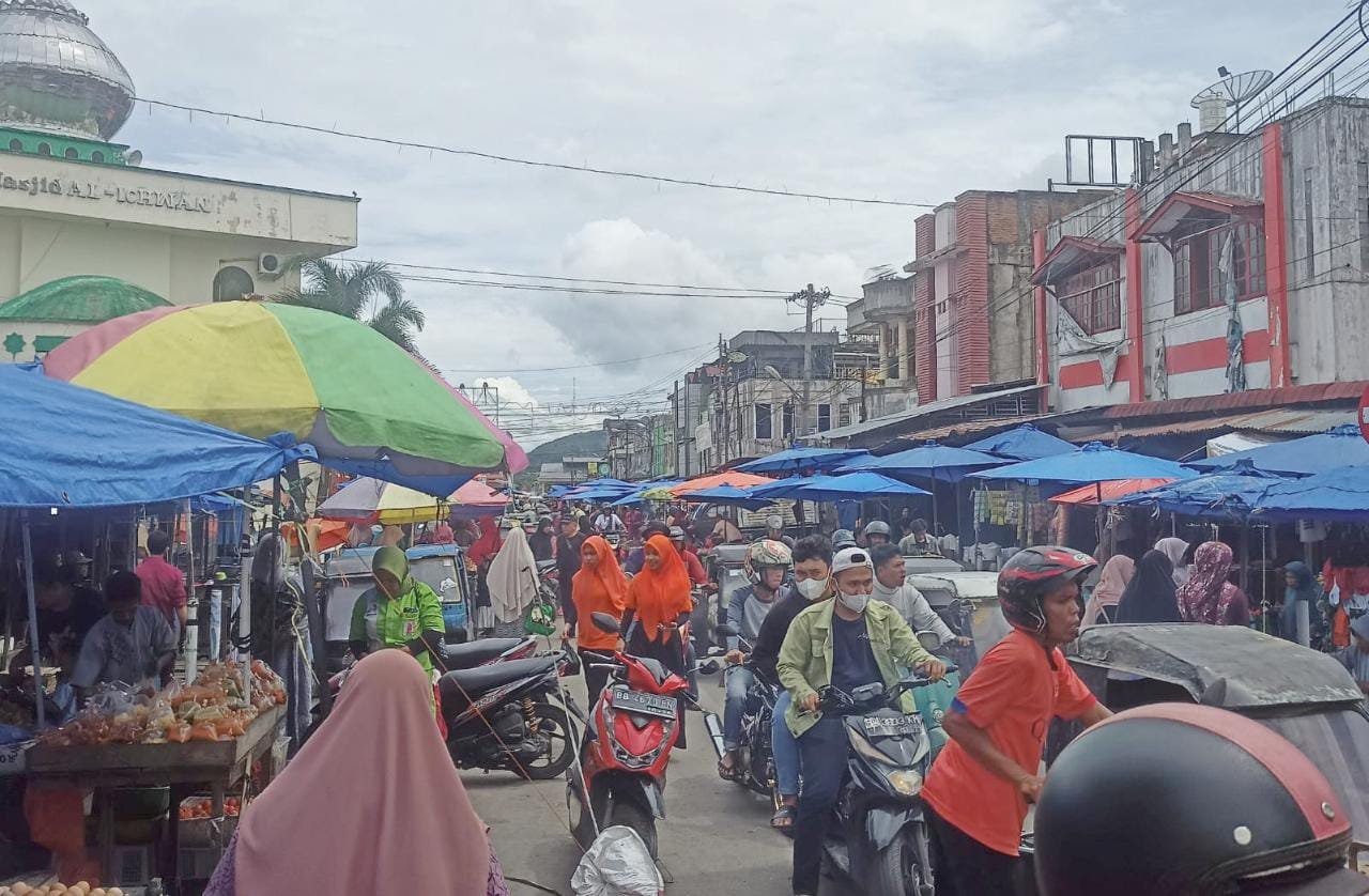 Jalan Thamrin di Sidempuan Dibiarkan Kumuh dan Jorok, Parkir Liar Menjamur