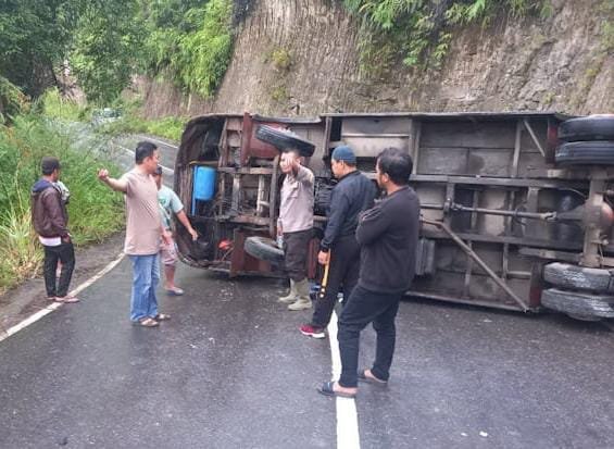 Tak Kuat Nanjak Bus Pariwisata Hantam Tebing Hingga Terbalik