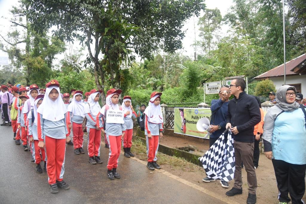 Semarakkan HUT Tapsel ke-72, Ratusan Peserta Jalan Santai Dilepas