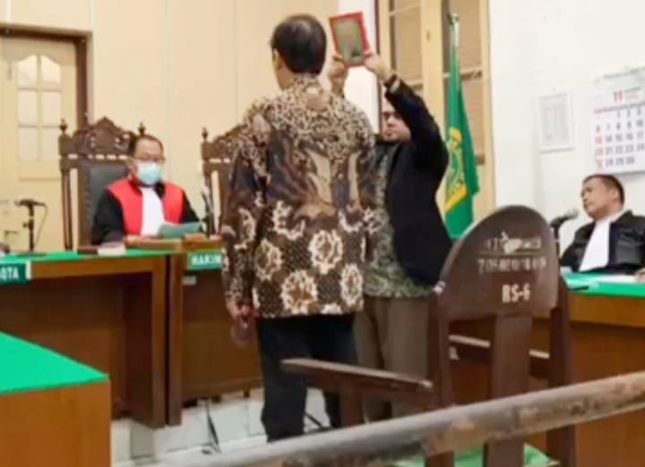 Prof Henri Subiakto Bela Terdakwa Ketua Projo Kabupaten Karo dalam Sidang di PN Medan