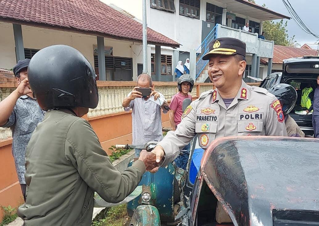 Penuh Keharuan, Kapolres Sidempuan Sambangi Supir Becak Motor