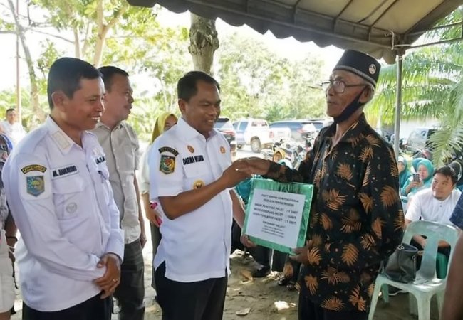 Tingkatkan Sektor Perikanan, Bupati Sergai Serahkan Bantuan Ke Nelayan