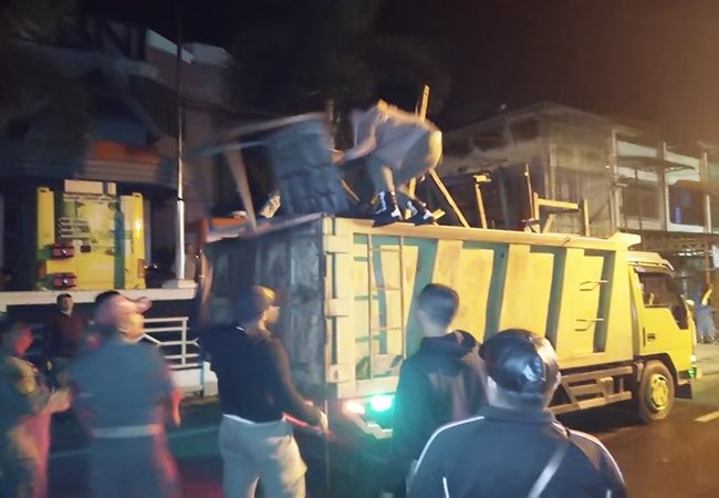 Dinilai Meresahkan, Puluhan Lapak PKL di Jalan Thamrin Diangkut Satpol PP