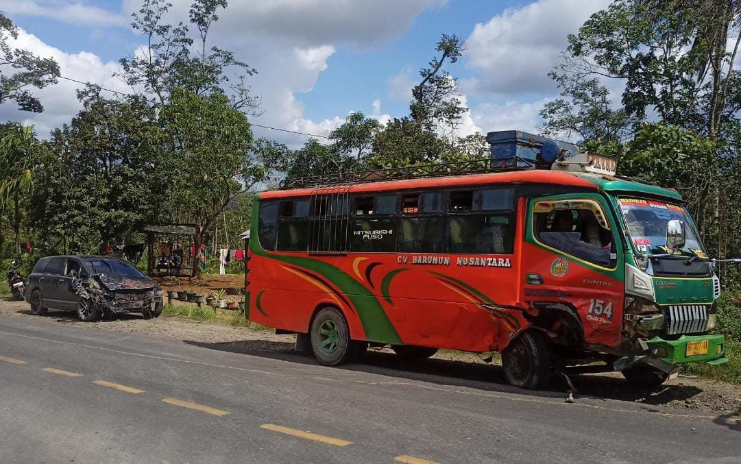 Dua Mobil Terlibat Kecelakaan di Pargarutan, Sama-Sama Ringsek di Bagian Depan