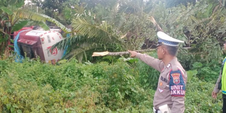 Truk Berlogo Pertamina Terguling ke Kebun Salak, Diduga Rem Blong