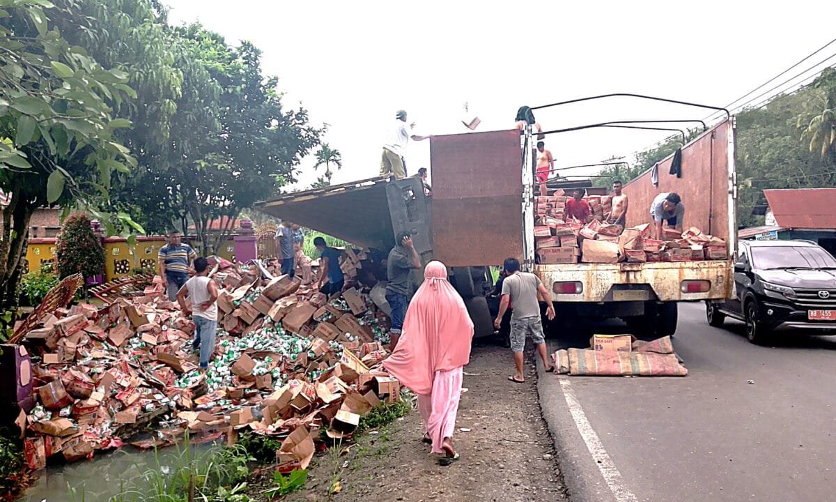 Diduga Rem Blong, Truk Pengangkut Susu Kemasan Terguling di Simirik