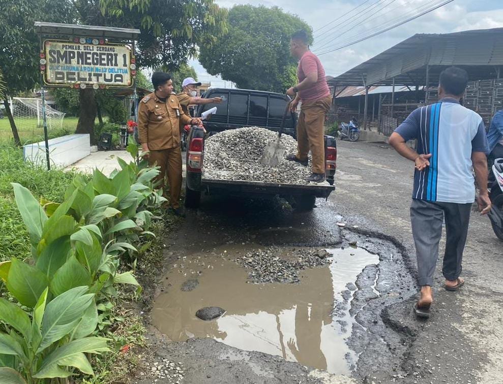 Pemerintah Kecamatan Deli Tua Timbun Jalan Berlubang