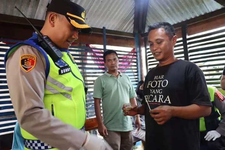 Masuk Wilayah Karo, Supir Bus Dites Urine di Simpang Doulu