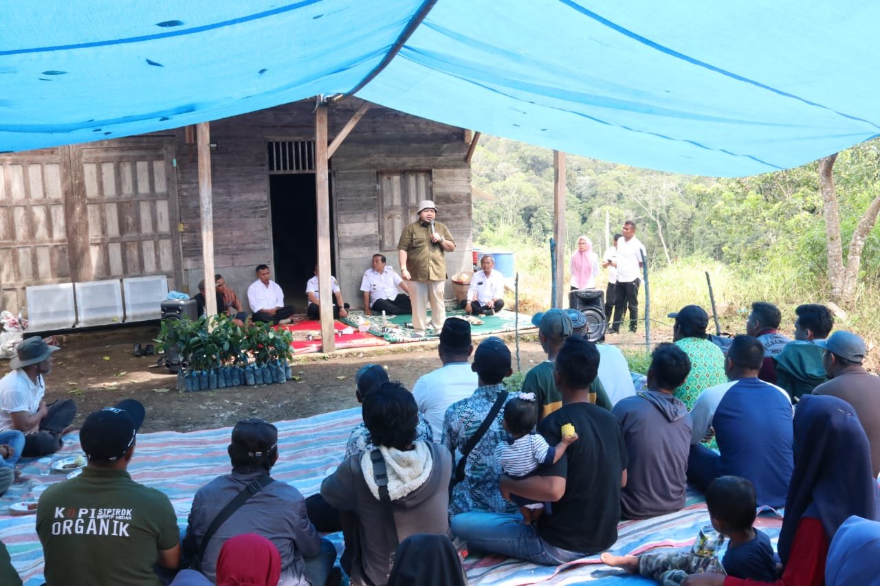 Bupati Tapsel Serahkan Bibit Kopi dan Ternak Ayam di Desa Sampean