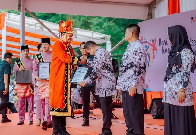 Hari Guru Nasional, Bobby Nasution Bagikan 3.000 Pasang Sepatu dan Sertifikat