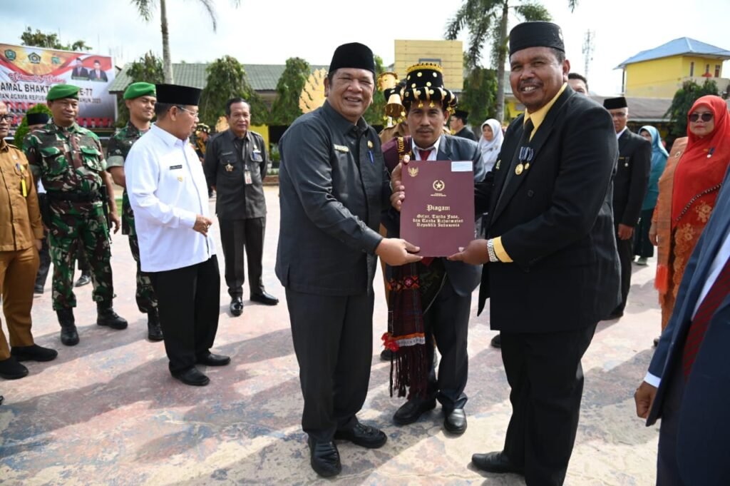 73 ASN Kantor Kemenag Kota Padang Sidempuan Terima Penghargaan Satya Lencana Karya Satya