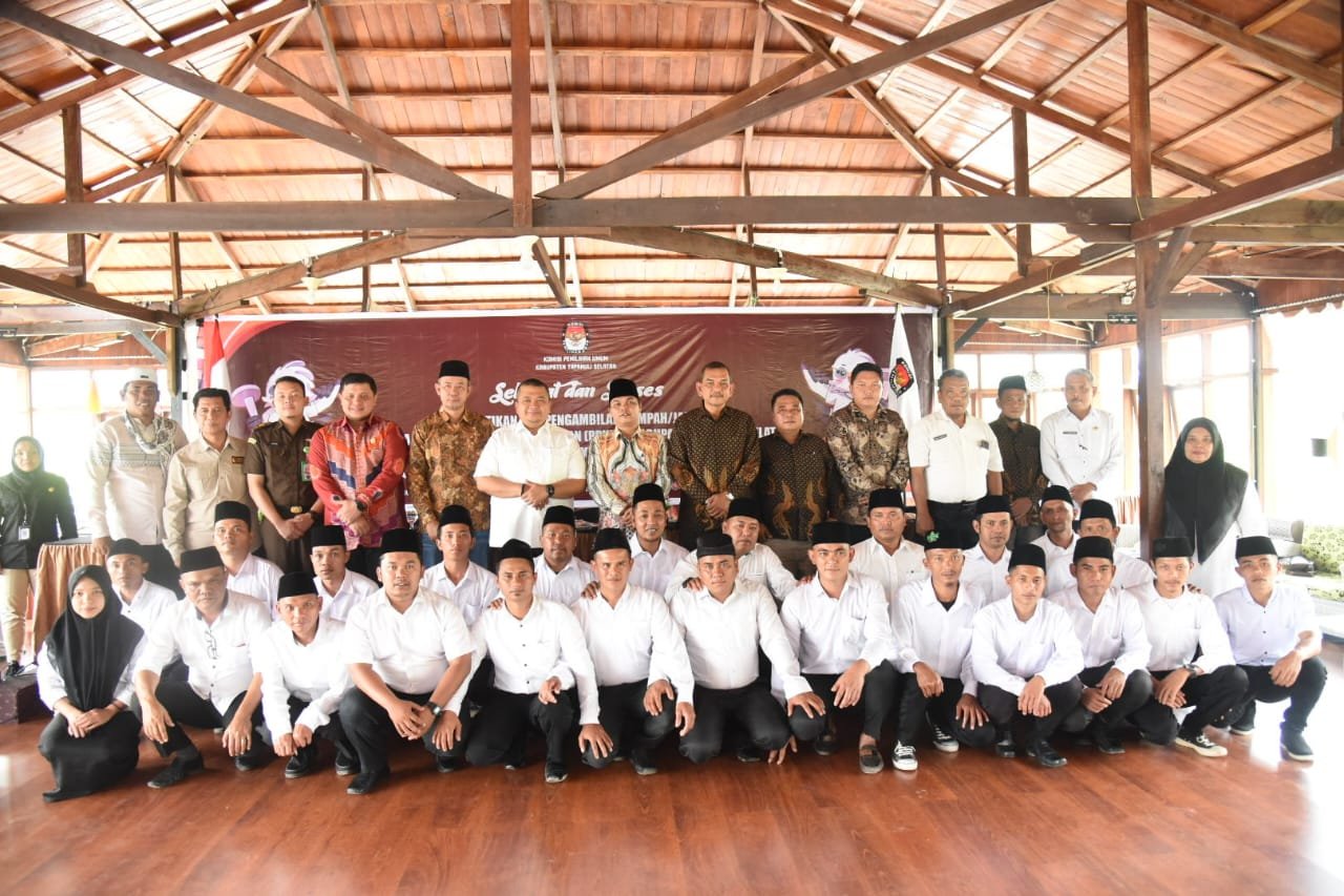 Hadiri Pelantikan PPK Tapsel, Bupati Dolly Berpesan Jaga Legitimasi Pesta Demokrasi
