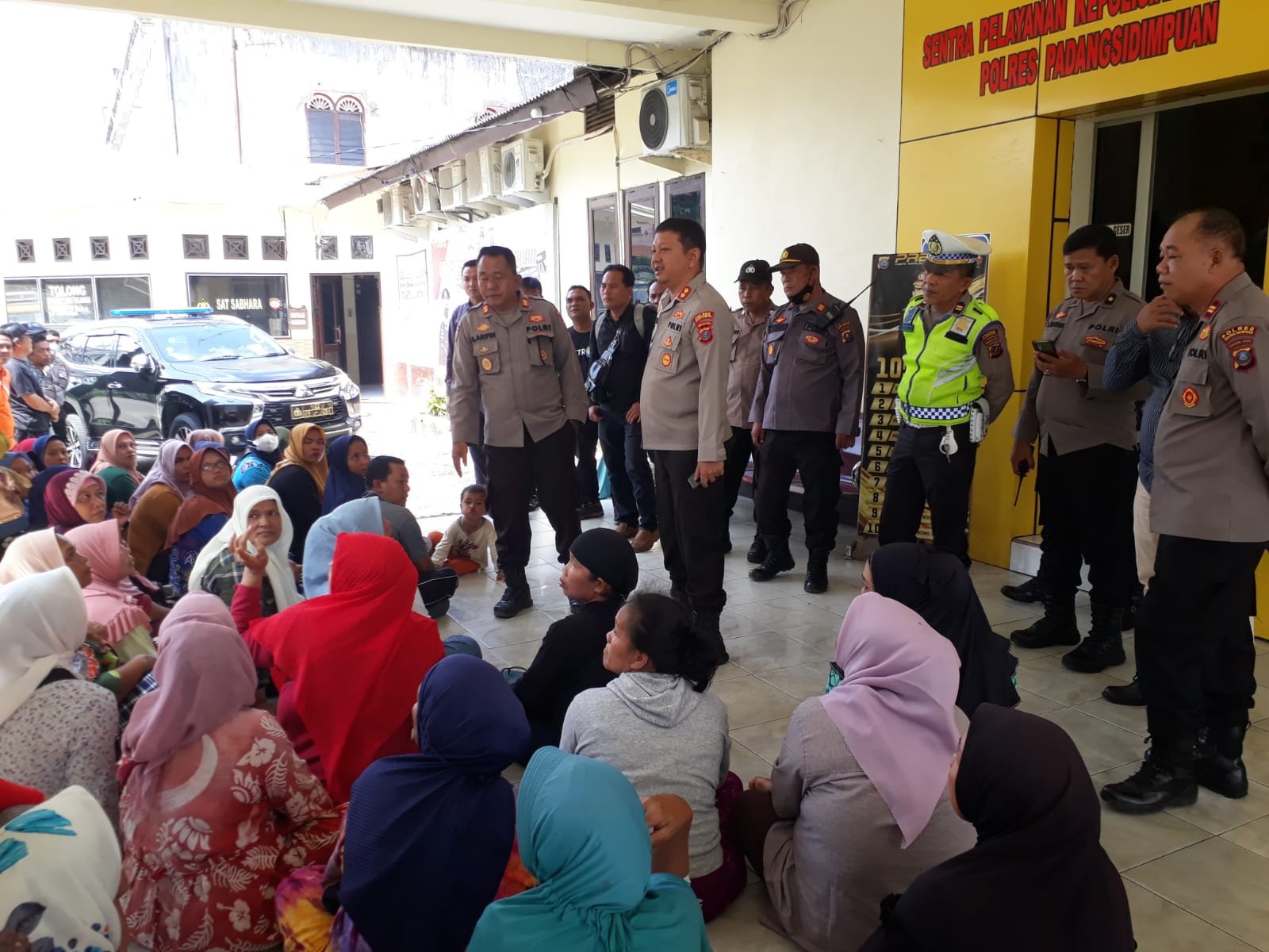 Puluhan Emak-emak Pedagang Curhat Ke Kapolres Terkait Lapak PKL Dibongkar