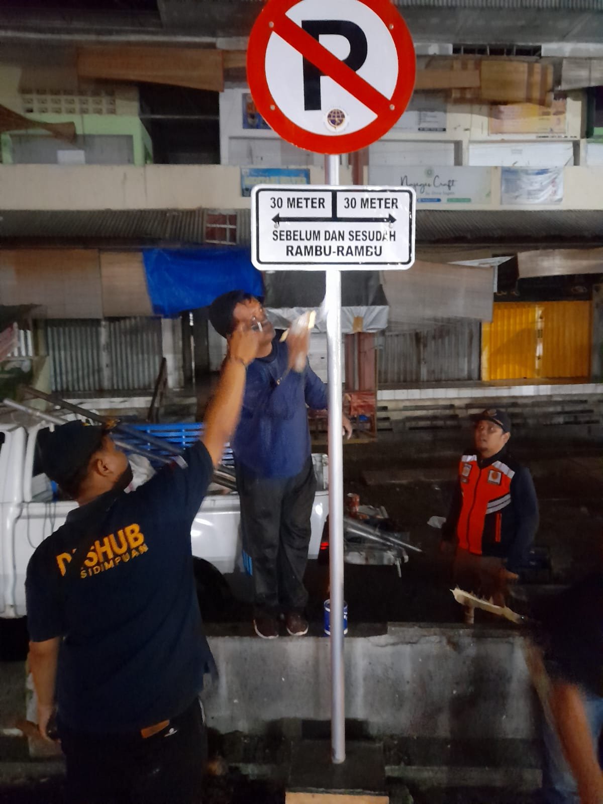 Tertibkan Kendaraan, Dishub Sidempuan Pasang Rambu Lalu lintas Sekitar Pusat Kota