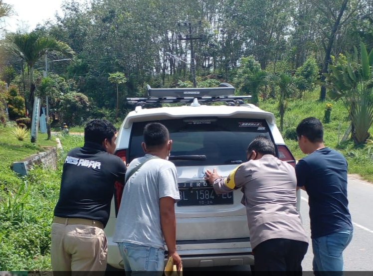 Aksi Peduli Warga, Bhabinkamtibmas Polsek Batunadua Bantu Dorong Mobil Mogok