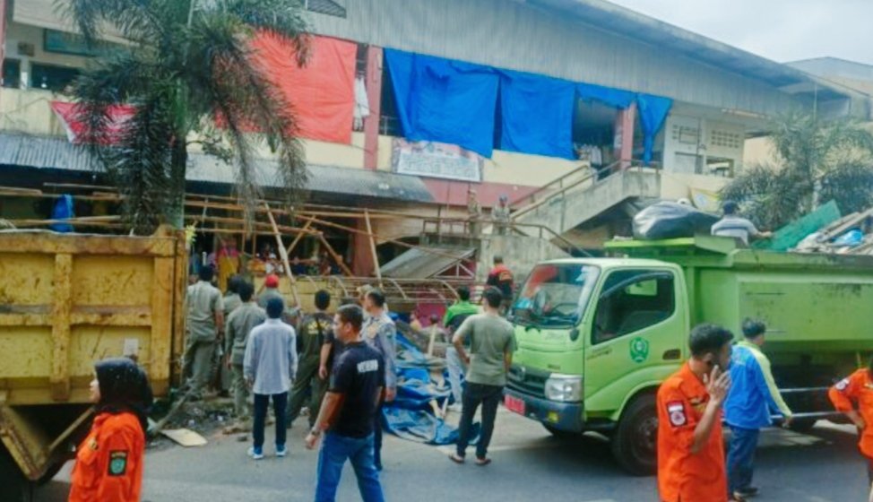 Lapak PKL di Sekitar Pasar Sagumpal Bonang Kembali Dibongkar