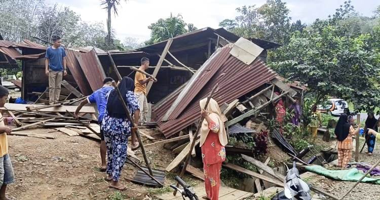 Emak-emak Pengajian Simirik Sidempuan Geruduk Dugaan Warung Tuak Dan Tempat Maksiat