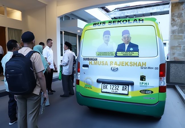 Jelang Tahun Politik, YASPI Balige Terima Bus Sekolah, Begini Tanggapan Ijeck