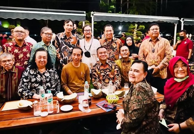 Presiden Jokowi Makan Durian Bersama Pemred di Medan