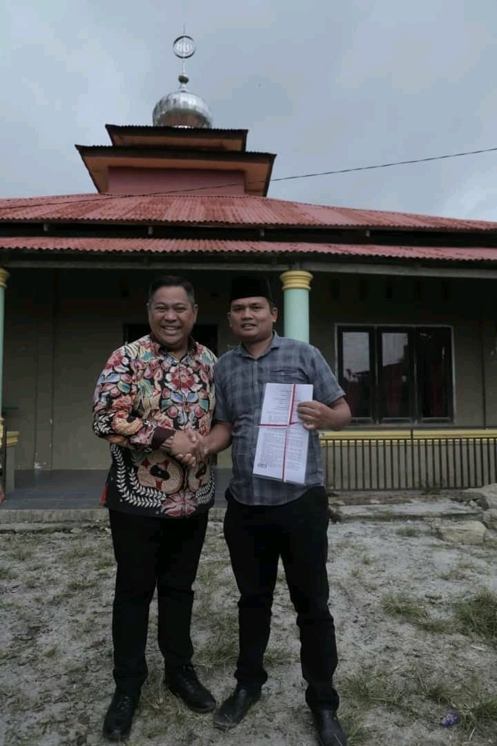 Masjid Manurul Huda Terima Sertifikat Tanah, Hasan Kaloko: Sah Jadi Milik Masjid, Terimakasih Pak Bupati