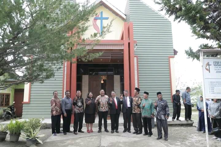GMI Parmalum Lae Mbulan Terima Sertifikat Tanah, Pendeta: Ini Berkat Bagi Kami, Terimakasih Pak Bupati