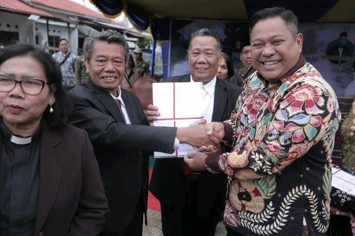 Bupati Dairi Serahkan 3 Sertifikat Tanah Rumah Ibadah di Perumnas Lae Mbulan