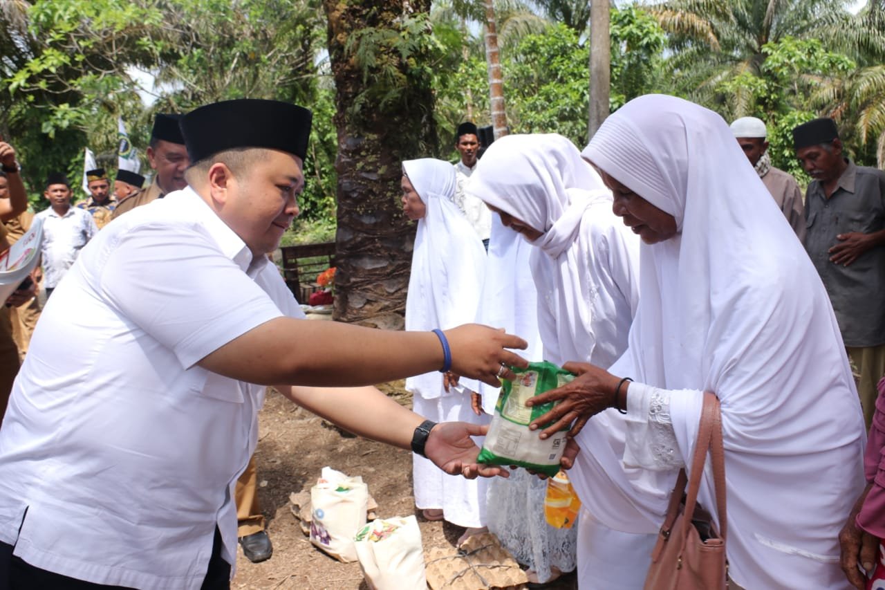 Pengajian BKMT, Bupati Dolly Di Sambut Warga Sibara-bara Dengan Di Upa-Upa