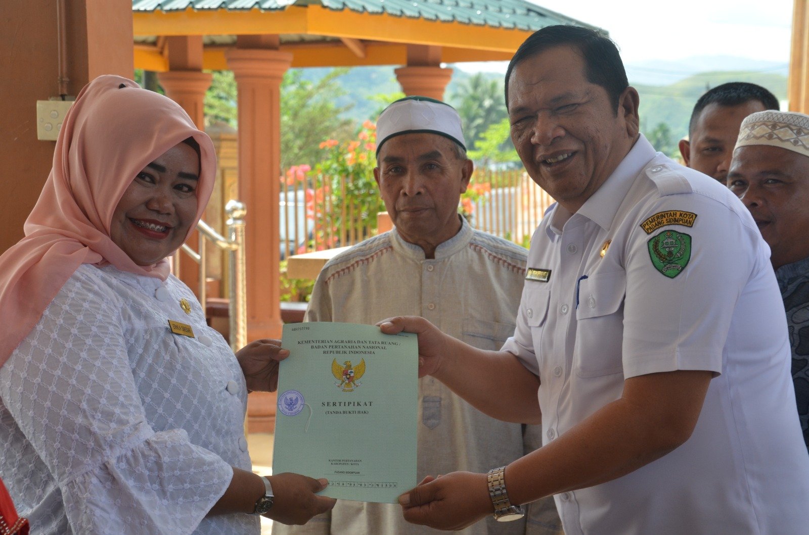 Wali Kota Sidempuan Serahkan Sertifikat PTSL 2023 Di Batunadua Jae Dan Rimba Soping