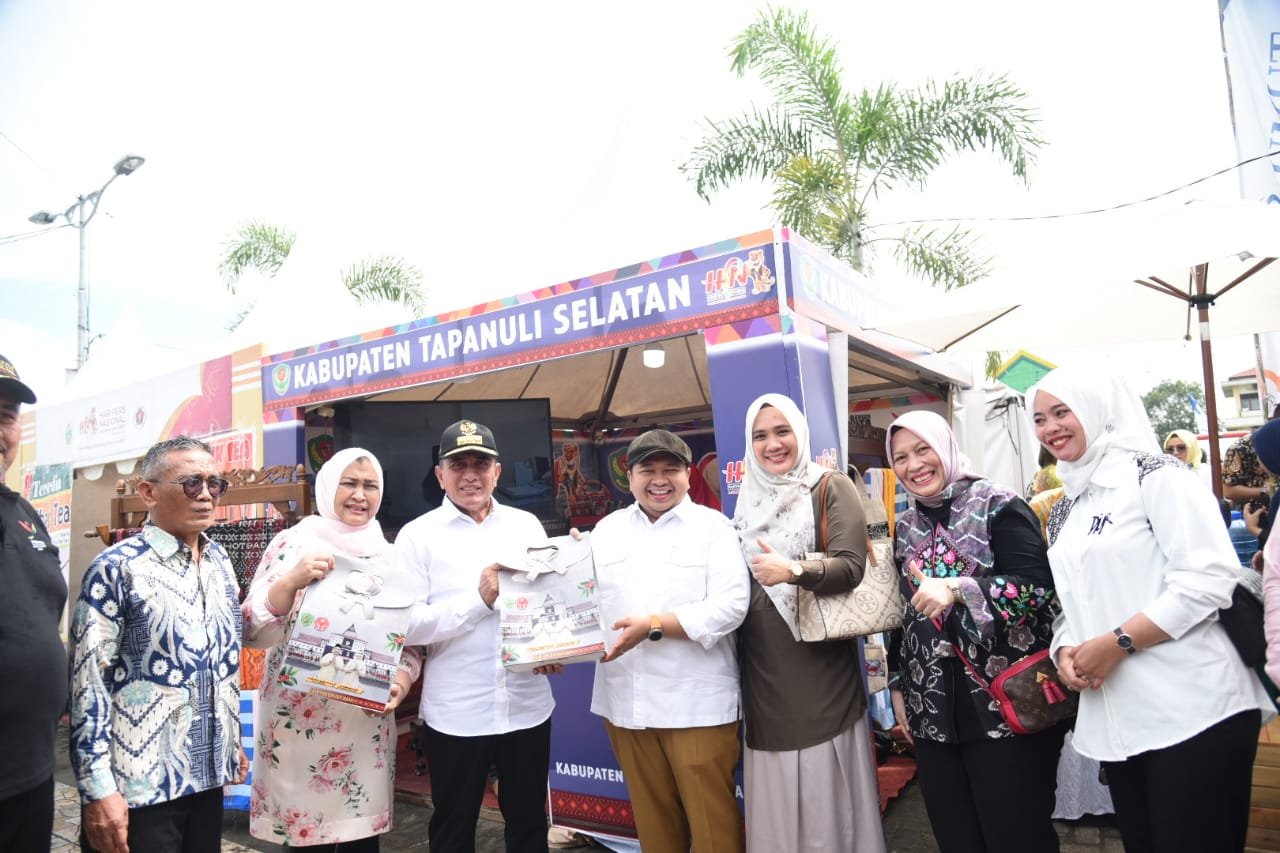 Stand Pameran Pemkab Tapsel Di HPN 2023, Dikunjungi Gubernur dan Ketua TP PKK Sumut