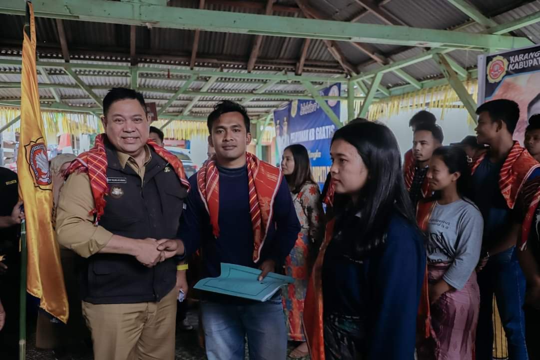 Lantik Pengurus Karang Taruna Desa Lau Perimbon, Bupati Dairi Minta Bersinergi Wujudkan Petani Milenial