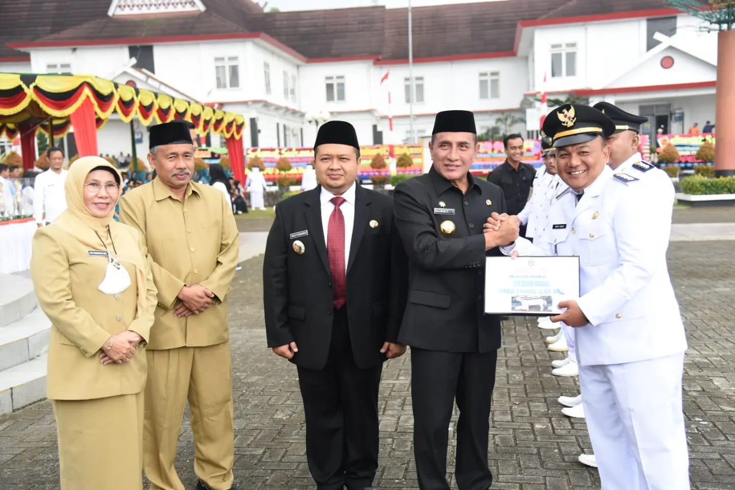Gubernur Sumut Serahkan Tunggul Kecamatan Terbaik Ke Camat Batang Toru Tapsel