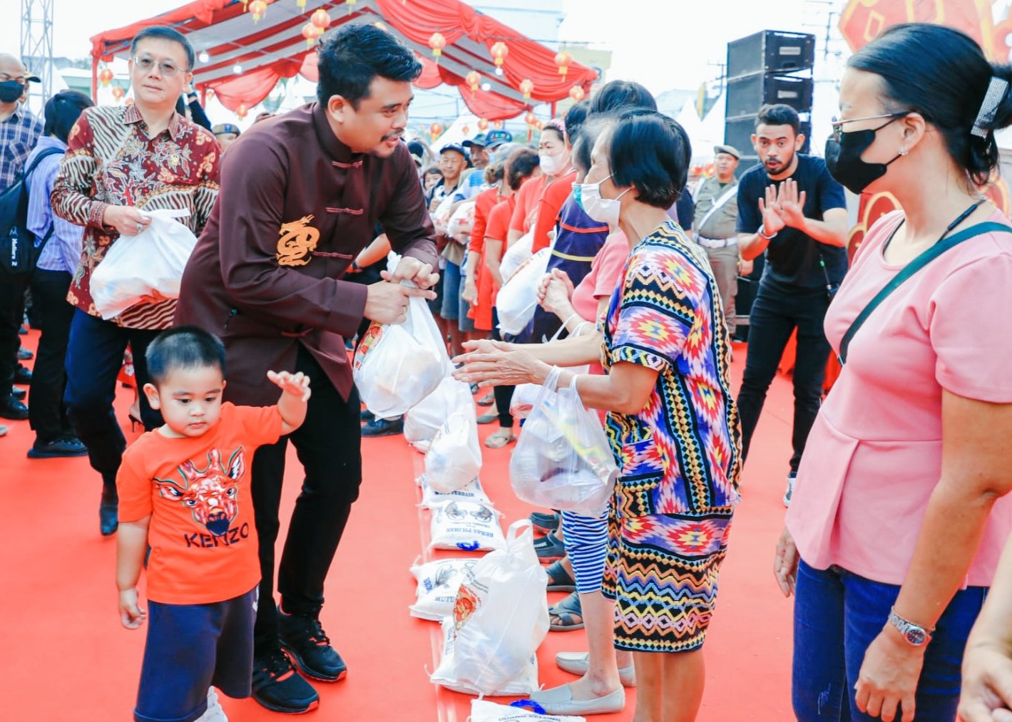 Imlek Fair 2023, Wali Kota Medan Serahkan Bantuan  Sembako Untuk Warga Tionghoa