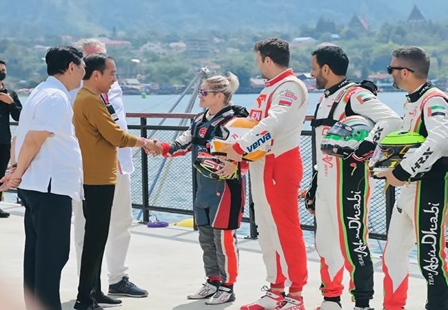 Presiden Jokowi Tonton Balapan F1 Powerboat Danau Toba