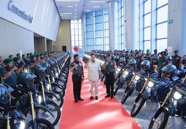 Beri Arahan 2.200 Babinsa Kodam V/Brawijaya, Prabowo Subianto Serahkan 100 Motor Trail