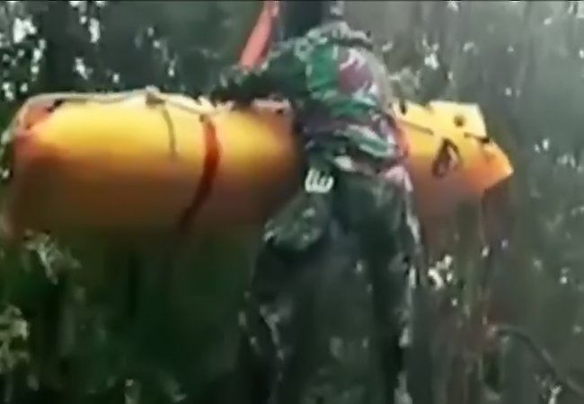 Aksi Dramatis Prajurit Kopasgat TNI AU Bertaruh Nyawa Gelantungan di Tandu Kapolda Jambi