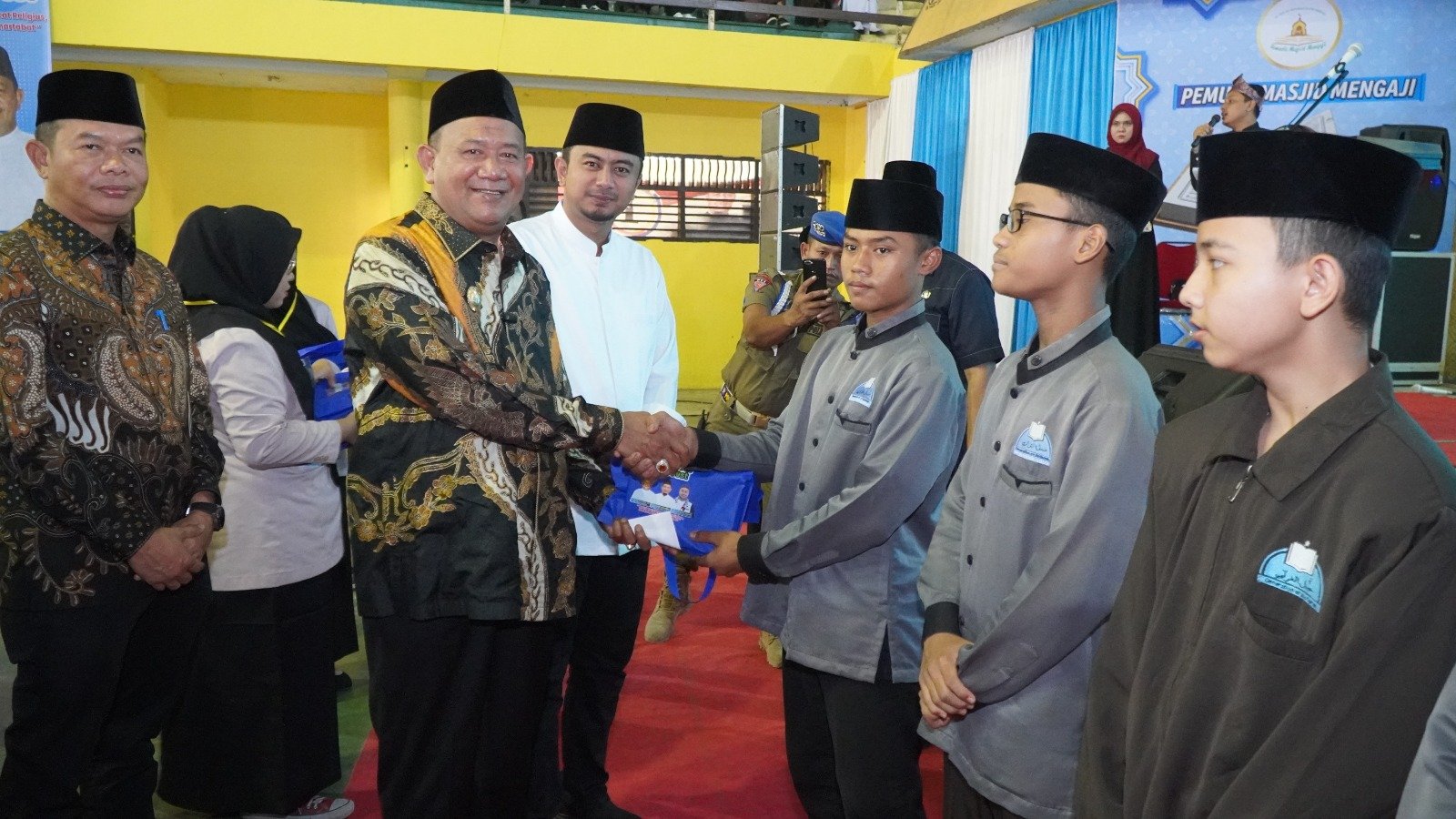 Hadiri Mesjid Mengaji, Syah Afandin Sumbangkan 100 Al Quran untuk Para Hafizh