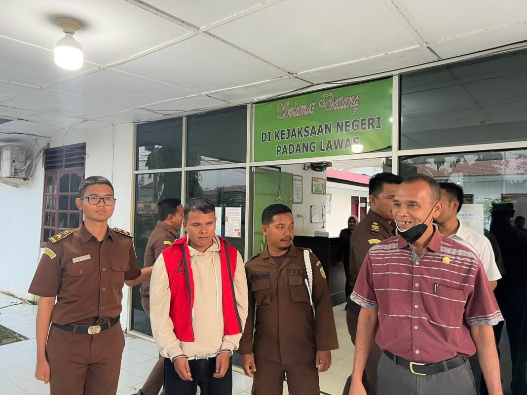 Gelapkan BUMDes, Kejari Palas Seret Kades Gunung Manaon Sosa Timur Jadi Tahanan