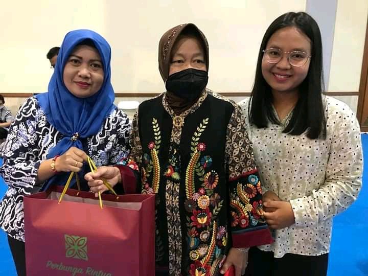 Inacraft 2023 Jakarta, Mensos Tri Rismaharini Beli Tas Perbunga Rintua Milik Dekranasda Dairi