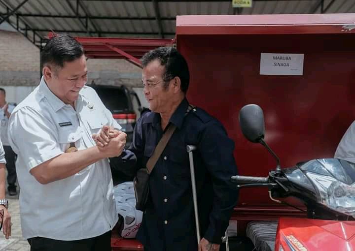 Bupati Dairi Serahkan Bantuan Kendaraan Roda 3 untuk Penyandang Disabilitas