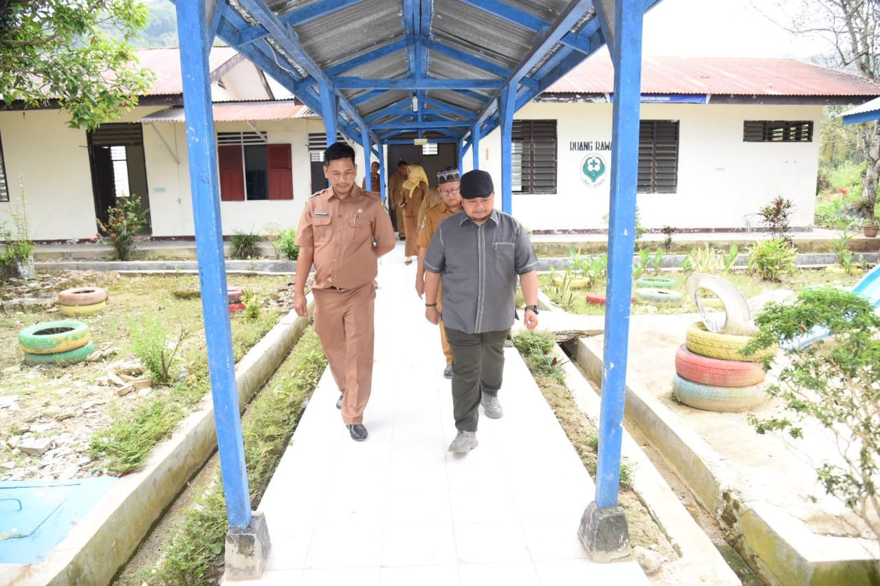 Kadiskes Dampingi Bupati Tapsel Monitor Layanan Puskesmas Sayur Matinggi