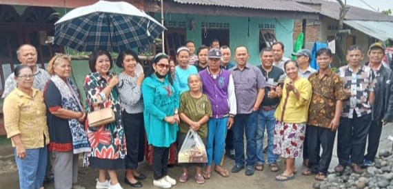 DR Maruli Siahaan Bantu Masyarakat Korban Kebakaran